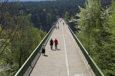 Yaya köprüsü ormanında bahar Nehri üzerinde. Şehir park peyzaj bridge ile.
