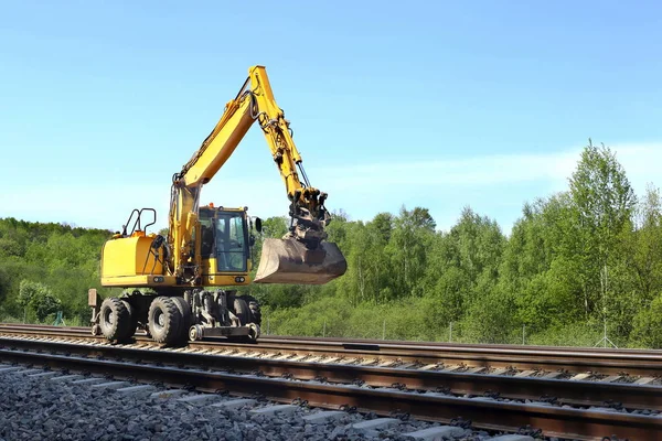 Escavadora Ferroviária Trabalhando Com Escombros Escavadeiras Máquina Escavar Estrada Ferro — Fotografia de Stock