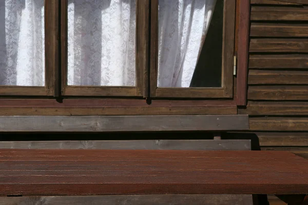 Houten Tafel Tuinhuis Met Venster Lege Tabel Buurt Van Zomerhuis — Stockfoto