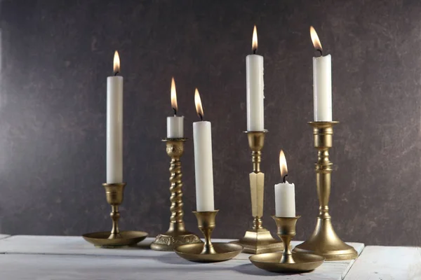 Candele Ardenti Candelabri Metallo Vintage Tavolo Legno Bianco Sullo Sfondo — Foto Stock