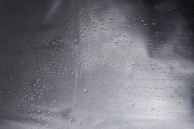 Su damlaları ile soyut gri arkaplan.