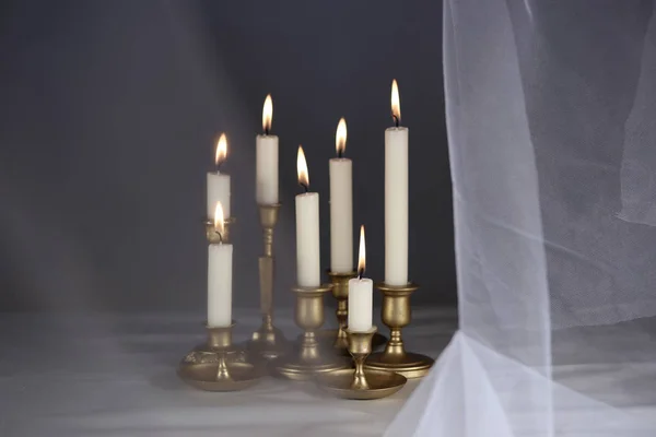 Candele Ardenti Metallo Vintage Candelabri Tavolo Bianco Contro Astratto Sfondo — Foto Stock