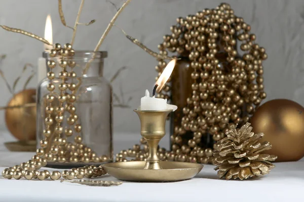 Gyllene Juldekoration Ljus Bollar Kottar Och Krans Inomhus — Stockfoto