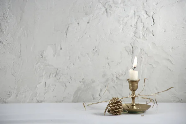 Белый Гипсовый Фон Стены Рождественским Новогодним Декором Зажигание Свечи Винтажном — стоковое фото