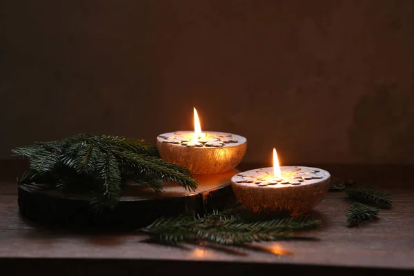 Decoración Navideña Velas Plata Ardiendo Mesa Decoradas Con Ramas Abeto — Foto de Stock