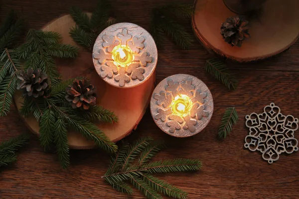 Juldekoration Silver Ljus Brinnande Bordet Dekorerad Med Gran Grenar Kottar — Stockfoto