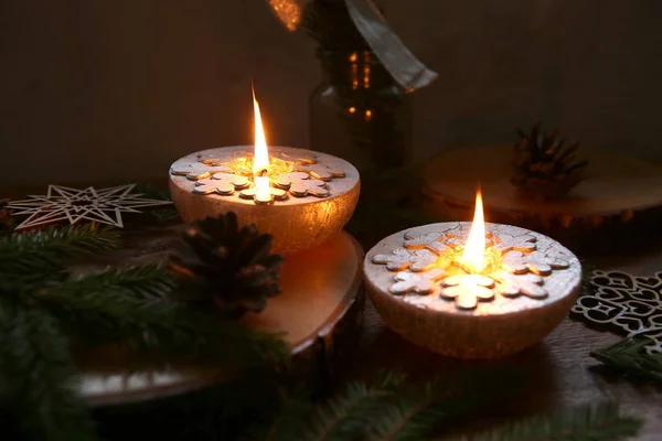 クリスマスの装飾 モミの枝 コーン 雪の結晶で飾られたテーブルの上で燃える銀のろうそく — ストック写真