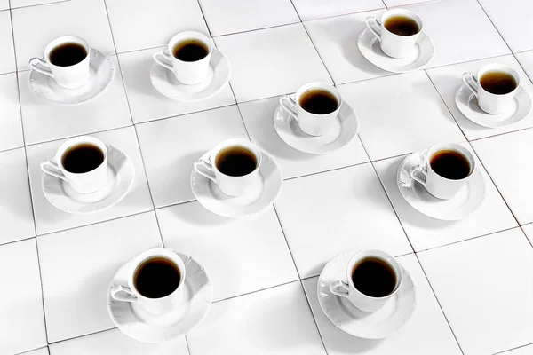 白瓷砖桌上的无缝制白咖啡杯 — 图库照片