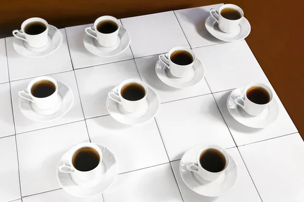 Nahtlose Weiße Kaffeetassen Auf Weißem Kacheltisch — Stockfoto