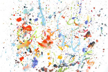 Beyaz arka planda soyut boya sıçramaları ve damlalar var. Gulak boyasının renkli lekeleri