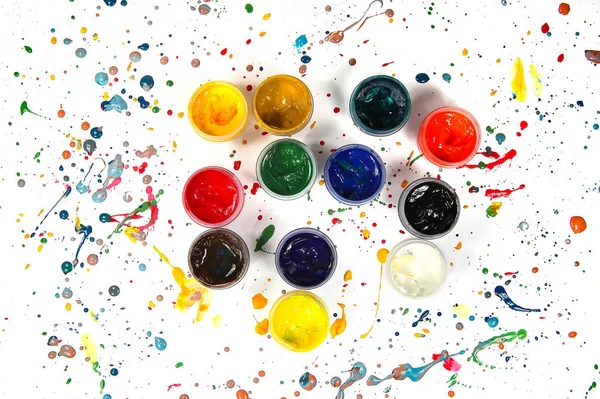 Potten Met Gouache Verf Kleurrijke Verf Spatten Achtergrond Plastic Blikken — Stockfoto