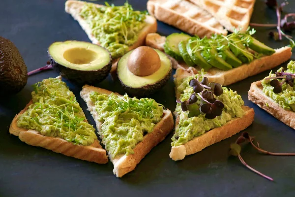 Sandwichs Petit Déjeuner Avec Avocat Toasts Avec Purée Avocat Micro — Photo