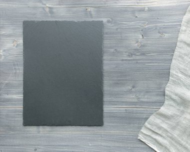 Ahşap arka planda boş tahta tepsi ve keten kumaş. Ahşap dokular üzerine tahta tabaklar, üst görünüm