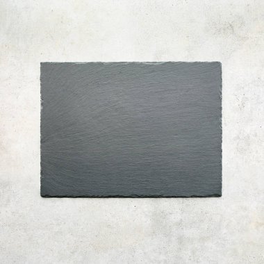 Travertine taşından arka planda boş tahta tepsi. Hafif grunge taşı dokusunda kayrak tabaka, üst görünüm