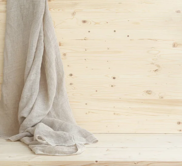 コピースペース付き木製パネル上の純洗浄リネン布 木の質感の表面に天然の柔らかい洗浄リネン生地 — ストック写真