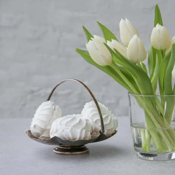 White Tulips Bouquet Glass Vase Sweet Marshmallow Zephyr Zefir Cookies — Stock Photo, Image
