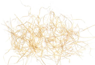 Beyaz arka planda izole edilmiş kuru çimenler. Kuru saman veya samandan oluşan soyut yığın