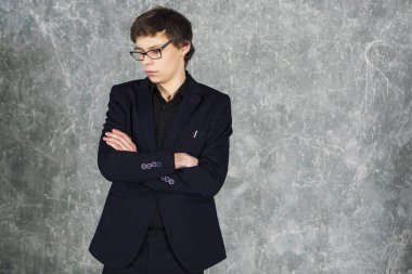 genç adam derin düşünce standları kollarını ile geçti