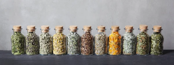 Cam şişeler içinde çay için otlar çeşitleri.