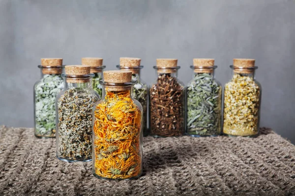 Cam şişeler içinde çay için otlar çeşitleri.