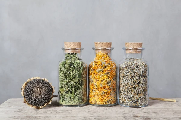 Cam şişeler içinde çay için otlar çeşitleri.