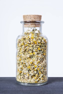 Kurutulmuş papatya ot bir cam kavanoz içinde. 