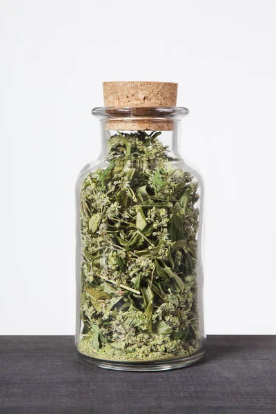 Kenevir bitki bir cam kavanoz içinde kurutulmuş. 