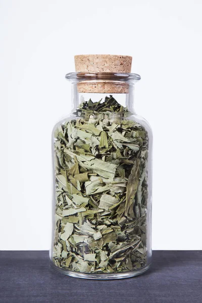 Kurutulmuş fireweed (Rosebay willowherb) bitki bir cam kavanoz içinde.