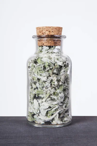 Bir cam kavanoz içinde nane ot kurutulmuş. 