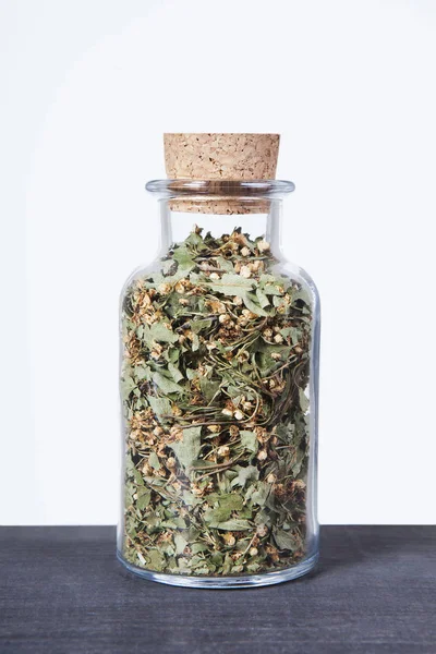 Alıç bitki bir cam kavanoz içinde kurutulmuş. 