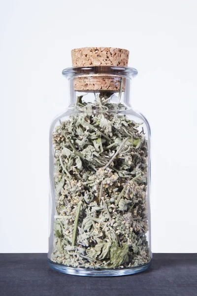 Melisa bitki bir cam kavanoz içinde kurutulmuş. 