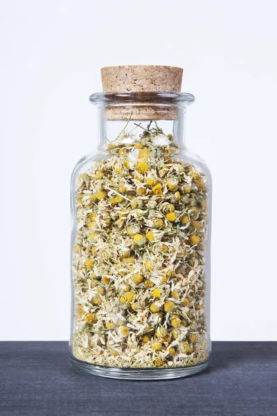 Kurutulmuş papatya ot bir cam kavanoz içinde. 