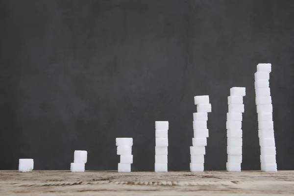 Sütunları artırmada düzenlenmiş kesme beyaz şeker.