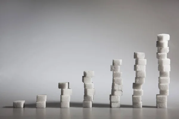 Sütunları artırmada düzenlenmiş kesme beyaz şeker. 