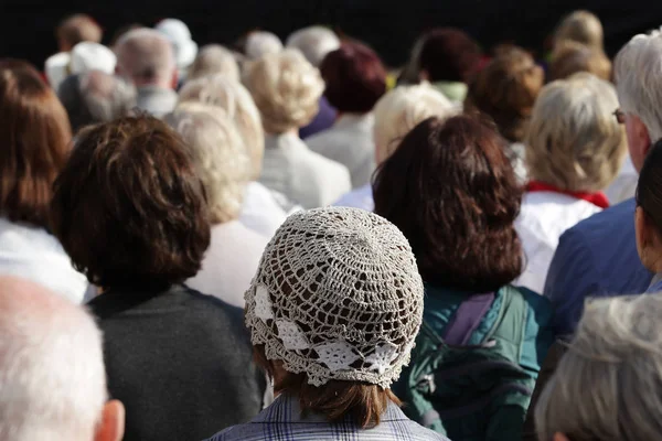 Bir kalabalık insan bir şey izliyor. 