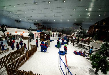 Dubai, Birleşik Arap Emirlikleri - 29 Ocak 2017: slaytlar, Kayak ve snowboard Ski Dubai alanları.