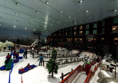 Dubai, Birleşik Arap Emirlikleri - 29 Ocak 2017: slaytlar, Kayak ve snowboard Ski Dubai alanları.