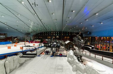 Dubai, Birleşik Arap Emirlikleri - 29 Ocak 2017: slaytlar, Kayak ve snowboard Ski Dubai alanları.