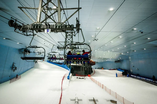 DUBAI, UNITED ARAB EMIRATES - JANUARY 29, 2017: Slides, skiing and snowboarding areas at Ski Dubai. — Stock Photo, Image