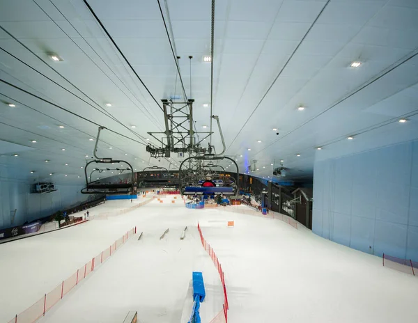 DUBAI, UNITED ARAB EMIRATES - JANUARY 29, 2017: Slides, skiing and snowboarding areas at Ski Dubai. — Stock Photo, Image