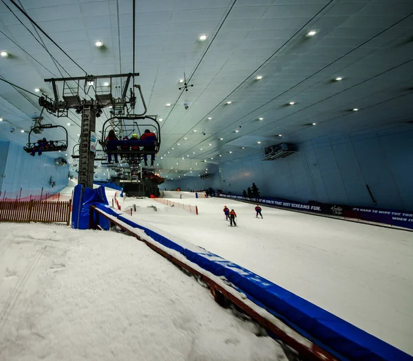 DUBAI, UNITED ARAB EMIRATES - JANUARY 29, 2017: Slides, skiing and snowboarding areas at Ski Dubai. — Stock Photo, Image