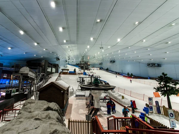 Dubai, Об'єднані Арабські Емірати - 29 січня 2017: слайди, катання на лижах та сноуборді областей в Ski Dubai. Стокове Фото