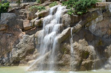 Türkiye'de Alanya'da sahildeki yapay şelale