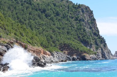 Sahil Türkiye, Antalya yakınındaki kayalarda