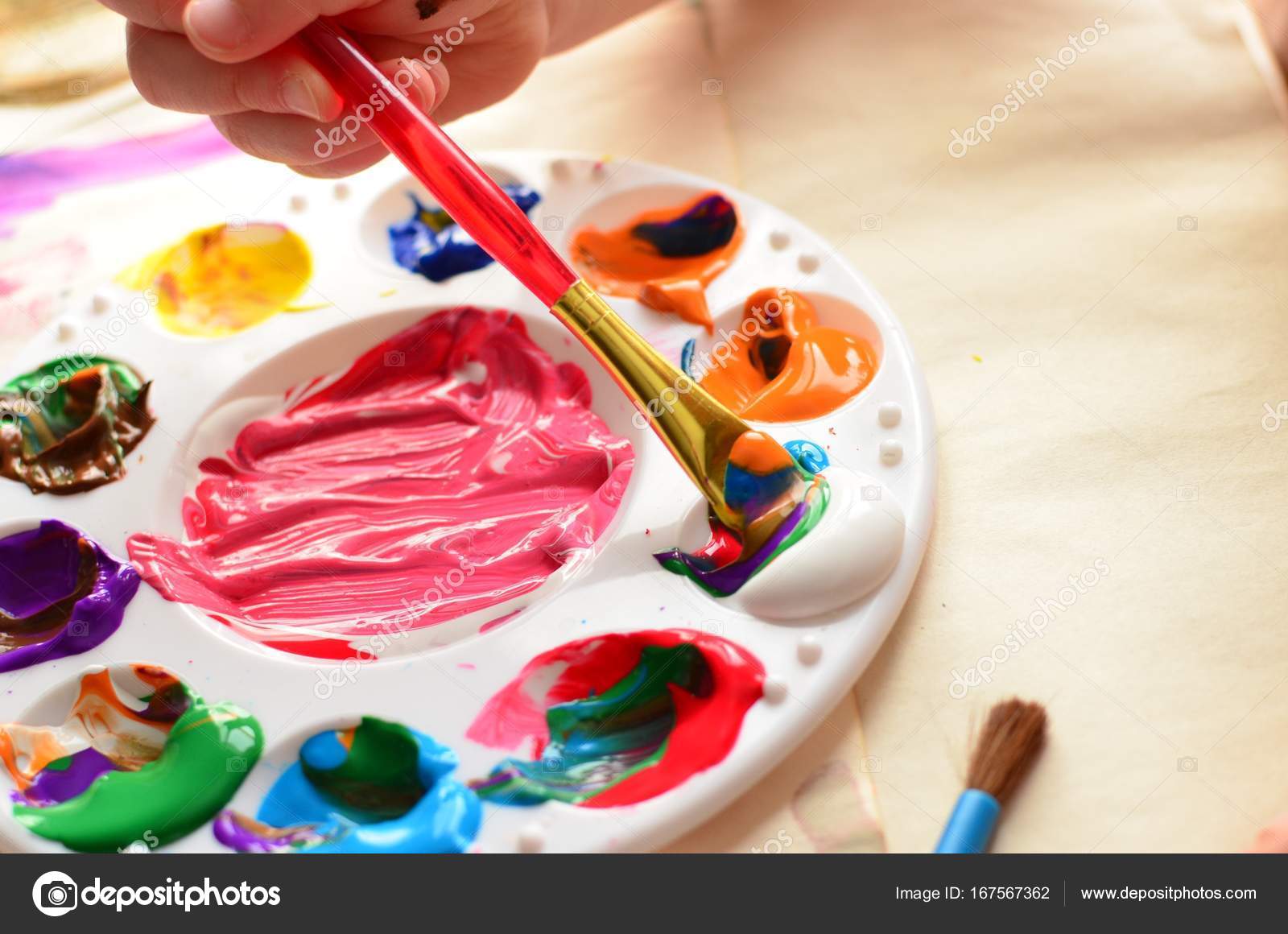 Featured image of post Hand Holding A Paint Palette You don t want to get a cramp in your fingers you just want to be sure you don t drop the palette when you put brush to