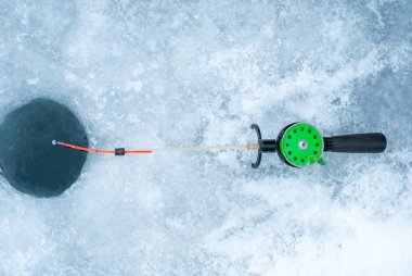 Buz delikli ve kış balıkçılık çubuk.