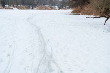 Ayak izleri üstünde beyaz kar