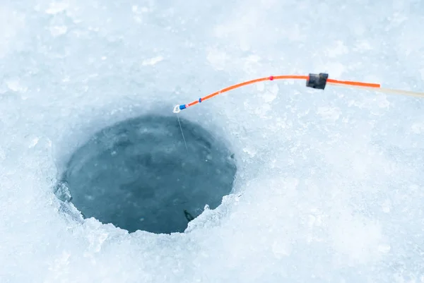 冰洞和冬季钓鱼杆. — 图库照片