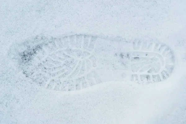在洁白的雪地上的脚印 — 图库照片