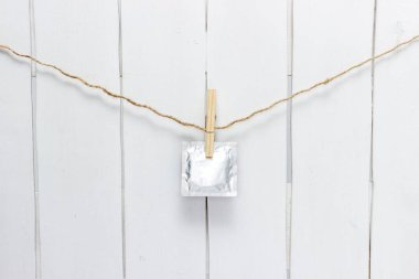 prezervatif bir ip clothespins ile tartmak